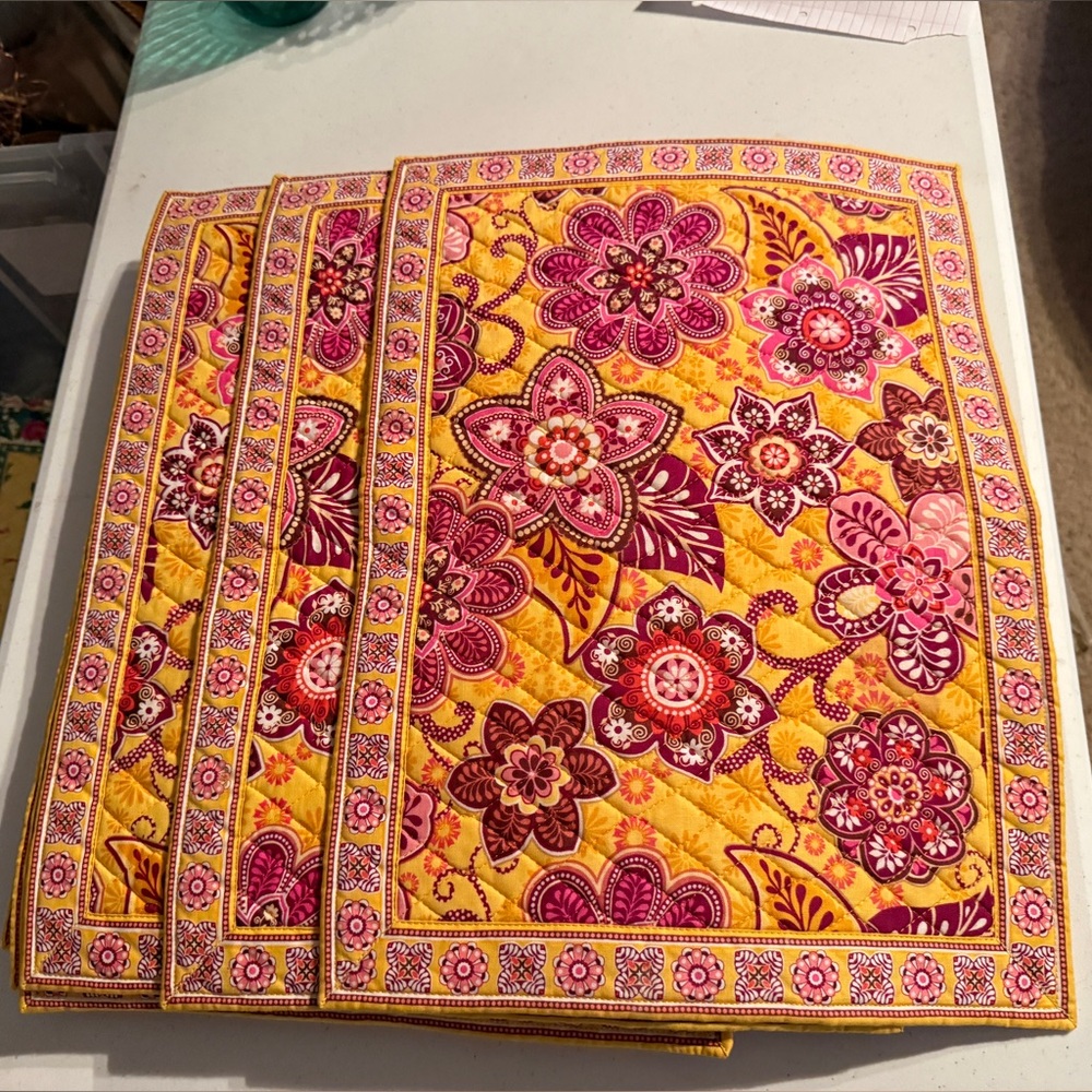 NEW/EUC Vera Bradley Placemat in HTF Bali Gold. New condition. One placemat.